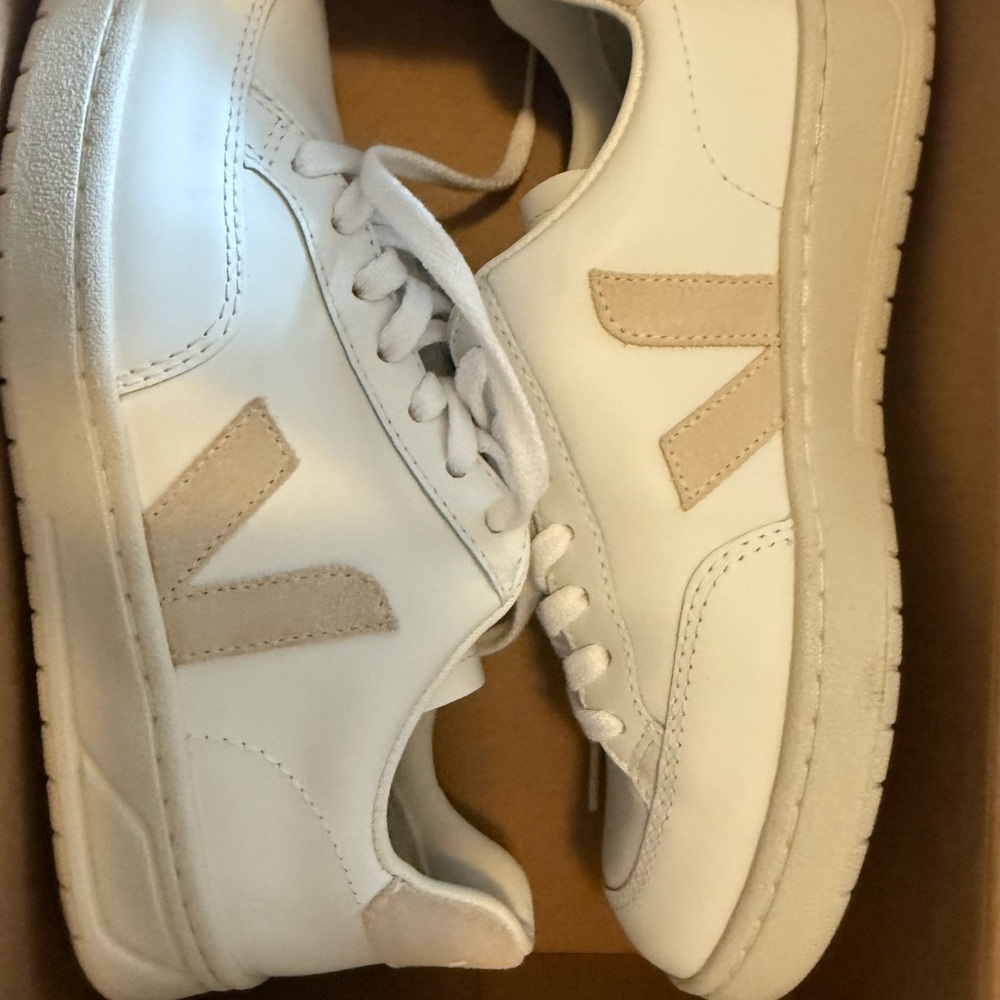 Never been worn! Veja V-12 Sneaker